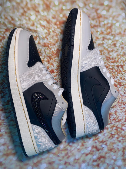 Women size 8 Sneaker (Fits as a 6.5-7)