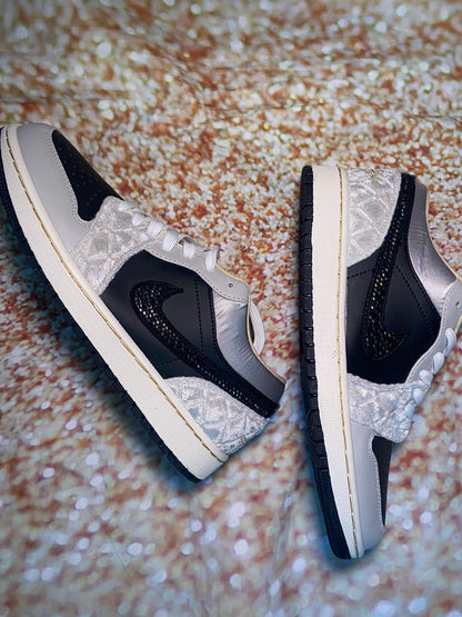 Women size 8 Sneaker (Fits as a 6.5-7)