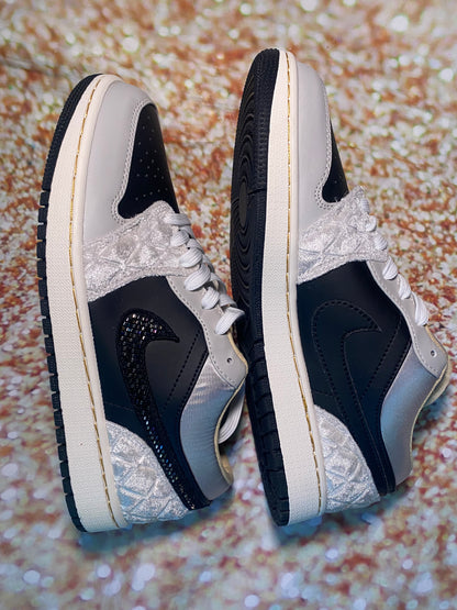 Women size 8 Sneaker (Fits as a 6.5-7)