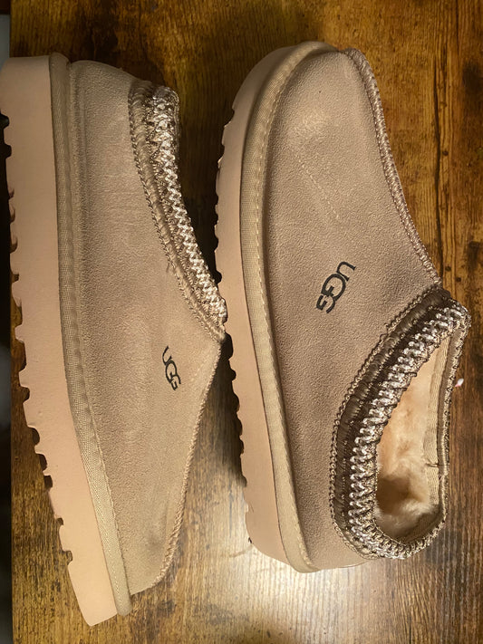Women size 9 Uggs - fits as a size 8